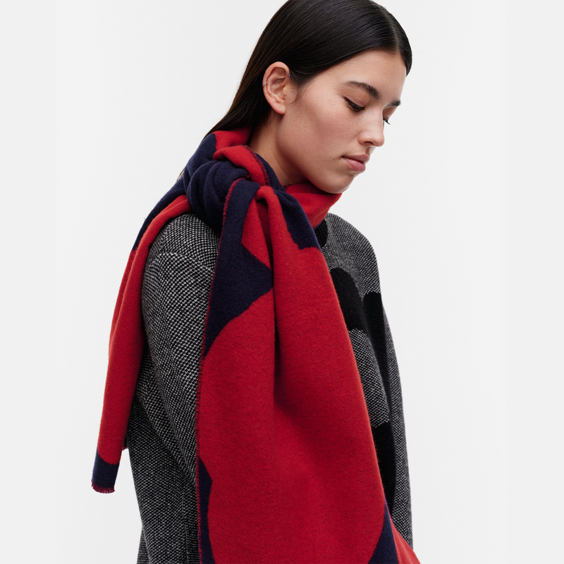 womaen wearing Unikko Scarf, dk.navy/red