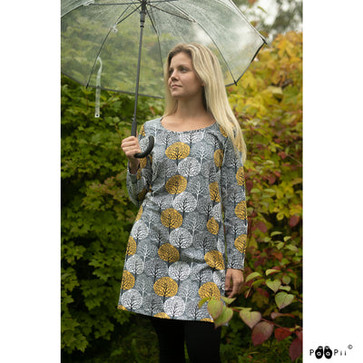 Woman holding umbrella wearing PaaPii Sumu Tunic Seasons in dark grey