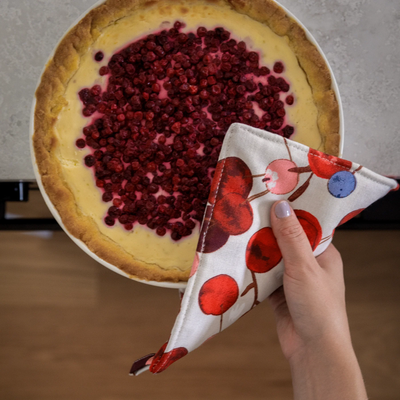 holding pie with Pentik Karpalo Pot Holder