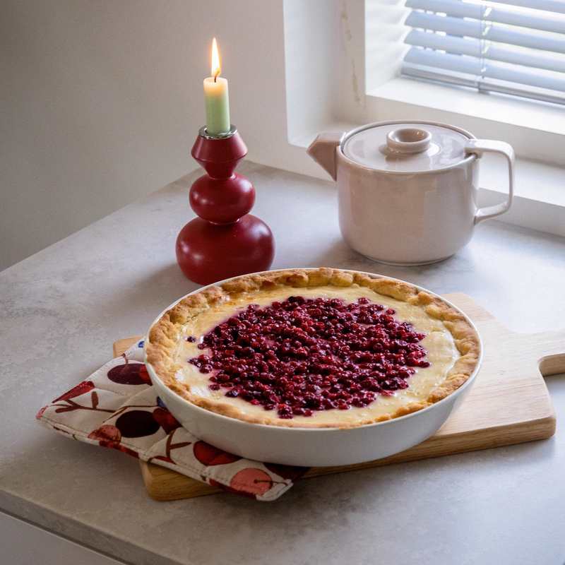 pie sitting on Pentik Karpalo Pot Holder